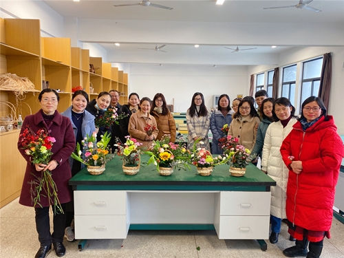 公用事业学院开展三八妇女节“以花感人、以花育人”艺术插花活动